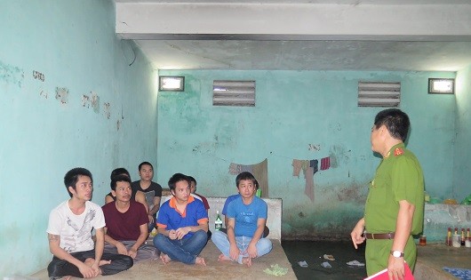 Thiếu tá Lê Quang Phương, Đội trưởng Đội Quản giáo Trại tạm giam Công an tỉnh tuyên truyền về bầu cử cho can phạm nhân trong trại.


