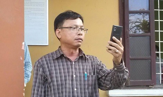 Ông Nguyễn Tuất vừa dùng điện thoại quay phim vừa liên tiếp buông lời xúc phạm phóng viên.
