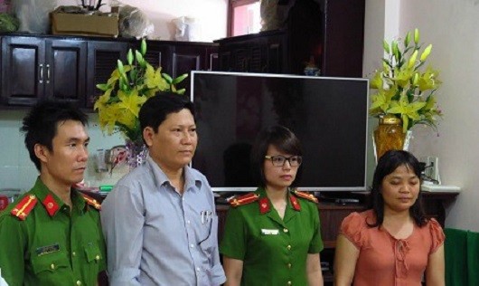 Cơ quan Công an đọc quyết định khởi tố Trần Đình Nam (thứ 2 từ trái sang)