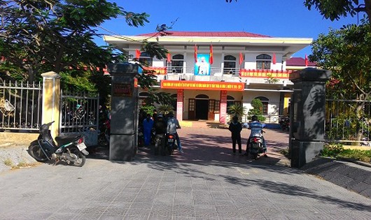 Trụ sở UBND thị trấn Thuận An, nơi ông Bôn và bà H làm việc. 


-- 
