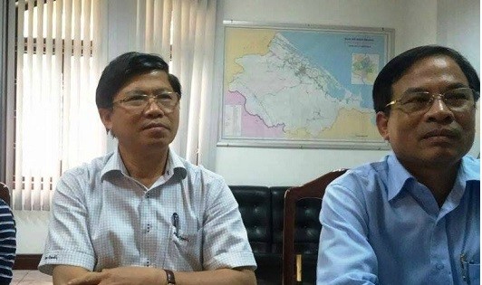 Ông Phạm Văn Hùng -  Giám đốc Sở GD&ĐT tỉnh TT. Huế (bên trái) nói về clip.