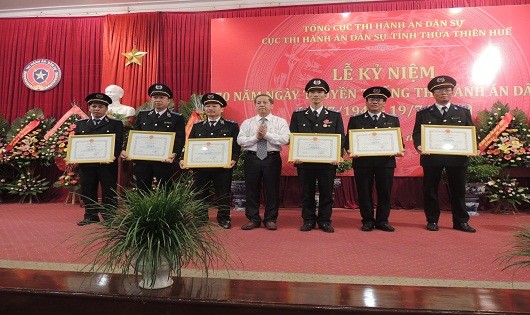 Ông Phan Ngọc Thọ, Phó Chủ tịch Thường trực UBND tỉnh Thừa Thiên Huế trao Bằng khen cho các tập thể và cá nhân xuất sắc
