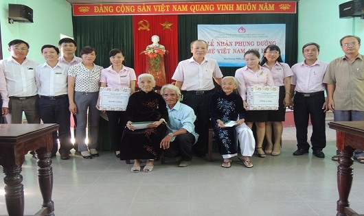 Ông Trương Công Lân – Giám đốc Chi nhánh NHCSXH tỉnh Thừa Thiên Huế trao quà cho Mẹ Việt Nam Anh Hùng Hoàng Thị Ẵm và Hoàng Thị Ký.
