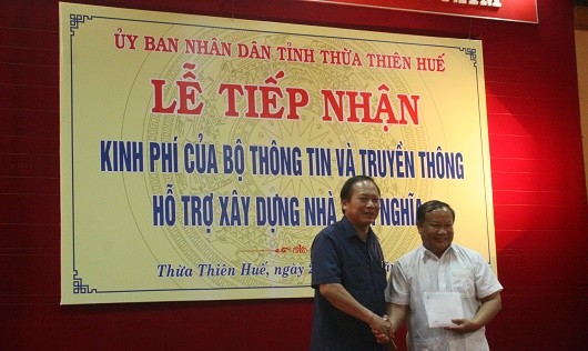 Bộ trưởng Trương Minh Tuấn (bìa trái) trao tiền hỗ trợ xây nhà tình nghĩa cho lãnh đạo tỉnh TT-Huế.
 

