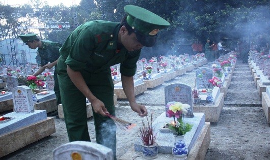 Dâng hương tưởng nhớ các liệt sỹ ở 10.263 ngôi mộ tại Nghĩa trang liệt sỹ quốc gia Trường Sơn