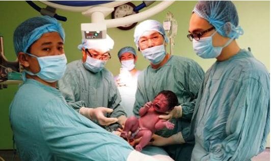 Niềm hạnh phúc vô bờ của người thân và đội ngũ y bác sỹ thực hiện thành công ca mang thai hộ đầu tiên  