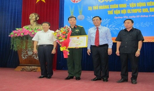 Đại diện lãnh đạo tỉnh Quảng Trị trao tặng Bằng khen cho Đại tá Hoàng Xuân Vinh