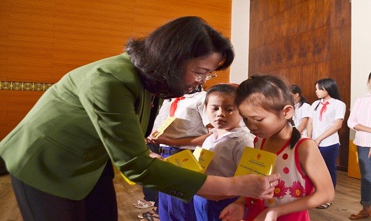 Phó Chủ tịch nước Đặng Thị Ngọc Thịnh trao các suất học bổng cho các em học sinh có hoàn cảnh khó khăn trong tỉnh Quảng Trị