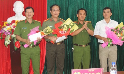 Đại tá Đặng Ngọc Sơn (thứ hai từ phải sang) trao thưởng cho các đơn vị tham gia phá án