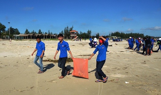 Các đoàn viên thanh niên, học sinh hăng hái tham gia dọn sạch bờ biển Cửa Việt
...
