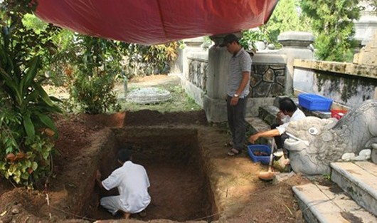 Một hố thám sát tại khuôn viên chùa Vạn Phước.