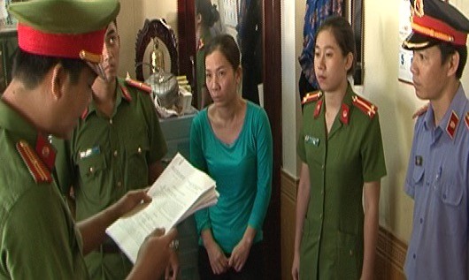 Phan Thị Thùy Trang nghe đọc lệnh bắt