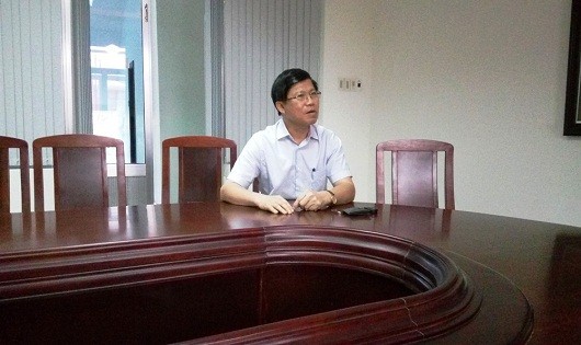 Ông Phạm Văn Hùng, Giám đốc Sở GD-ĐT tỉnh Thừa Thiên-Huế trao đổi về vụ việc.