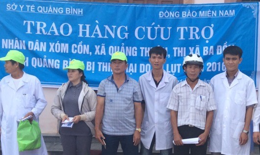 Đoàn thiện nguyện trao quà cho người dân Quảng Bình