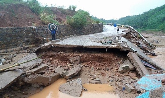 Cầu Húc Nghì bị sập vào trưa 1/11 ảnh hưởng đến hơn 100 hộ dân