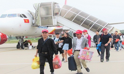 Những hành khách đầu tiên đến Huế trong chuyến bay khai trương.