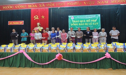 Đại diện NHCSXH tỉnh và lãnh đạo huyện Phong Điền trao quà cho bà con bị lũ lụt tại 2 xã Phong Sơn và Phong Mỹ.