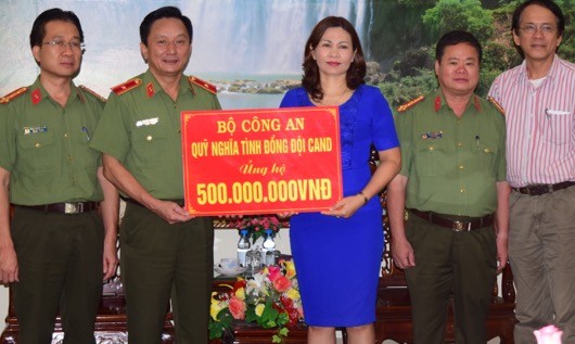 Đại diện UBMTTQ Việt Nam tỉnh Thừa Thiên Huế nhận hỗ trợ từ Bộ Công an