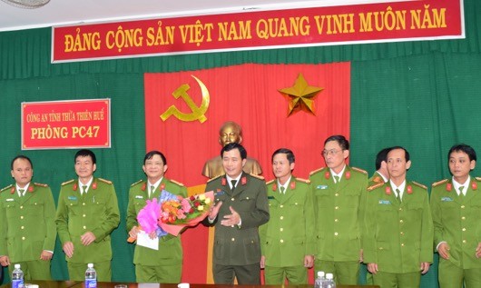 Đại tá Lê Quốc Hùng thưởng nóng cho các đơn vị phá án