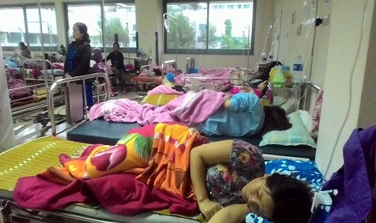 Các bệnh nhân bị ngộ độc thực phẩm đang được điều trị tại bệnh viện Trung ương Huế