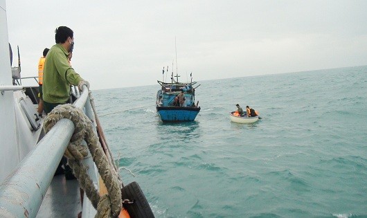 Lực lượng BĐBP tỉnh Quảng Trị tiếp cận tàu gặp nạn (Ảnh: Mạnh Hùng)