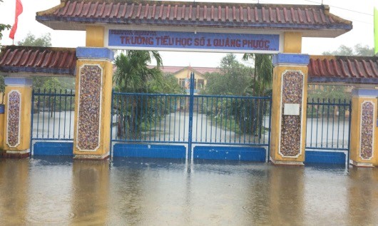 Do nước ngập sâu nên nhiều trường học tại các địa phương vùng thấp trũng Thừa Thiên - Huế cho học sinh nghỉ học.