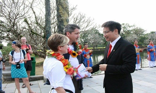 Ông Phan Thanh Hải- Giám đốc Trung tâm Bảo tồn Di tích Cố đô Huế trò chuyện cùng vợ chồng bà PFISTER Nelda