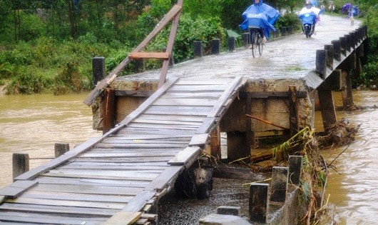Cầu tạm chênh vênh trên sông A Sáp
