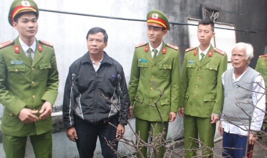 Anh Thuận (áo khoác đen) và các chiến sỹ cảnh sát cơ động dũng cảm lao vào ngọn lửa đưa gia đình anh ra ngoài