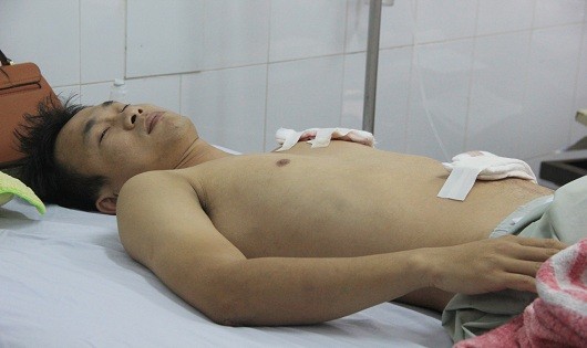 Nạn nhân Dũng đang được điều trị tại Bệnh viện Đa khoa tỉnh Quảng Trị.