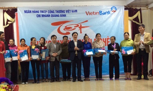 Lãnh đạo Ngân hàng Vietinbank trao quà cho bà con