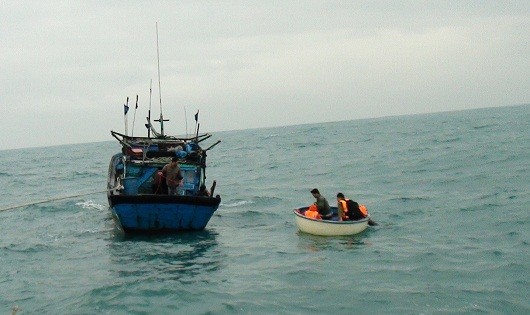 Cứu hộ một chiếc tàu gặp nạn trên vùng biển Quảng Trị vào tháng 12/2016 (ảnh minh họa)