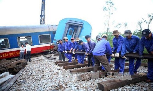 Các lực lượng chức năng đang khắc phục đường ray sau vụ tai nạn