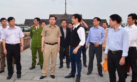Đại tá Lê Quốc Hùng, Giám đốc Công an tỉnh Thừa Thiên Huế (người mang áo vàng đứng giữa) khảo sát thực tế tại Đại Nội Huế