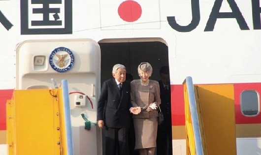 Nhật hoàng và Hoàng hậu bước xuống chuyên cơ tại sân bay Phú Bài, Huế