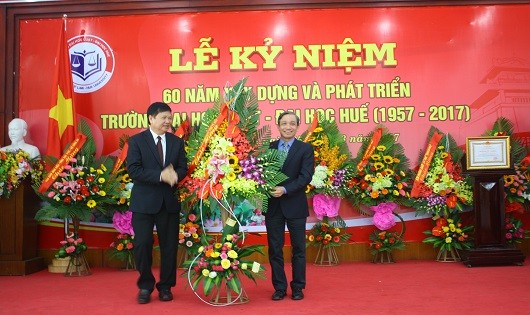 Lãnh đạo tỉnh Thừa Thiên Huế tặng hoa chúc mừng