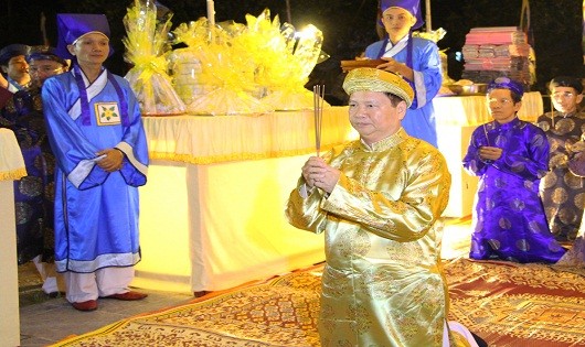 Phó chủ tịch UBND tỉnh ,ông Nguyễn Dung cùng các quan chức, dòng dõi Nguyễn Phúc tiến hành nghi lễ tế đàn Xã Tắc (ảnh Võ Thạnh).