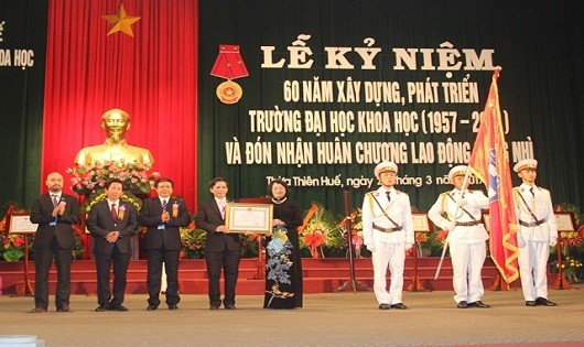 Phó Chủ tịch nước Đặng Thị Ngọc Thịnh trao tặng Huân chương Lao động hạng Nhì lần 2 đến tập thể trường ĐH Khoa học Huế