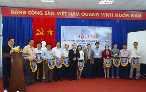 Lãnh đạo tỉnh Thừa Thiên Huế và Sở Y tế trao cờ cho các đơn vị