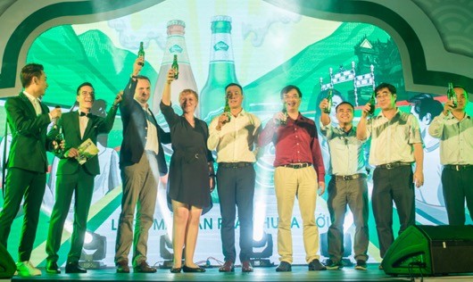 Ôg Tayfun Uner - Tổng giám đốc Carlsberg Việt Nam (thứ ba từ trái sang) cùng các khách mời công bố diện mạo Huda mới