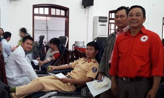 Nhiều bạn trẻ thuộc Công an thị xã Hương Trà tham gia đợt hiến máu lần này