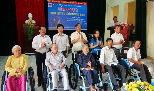 Trao tặng những chiếc xe lăn đầu tiên cho người khuyết tật ở khu vực Thị xã Quảng Trị (tỉnh Quảng Trị)