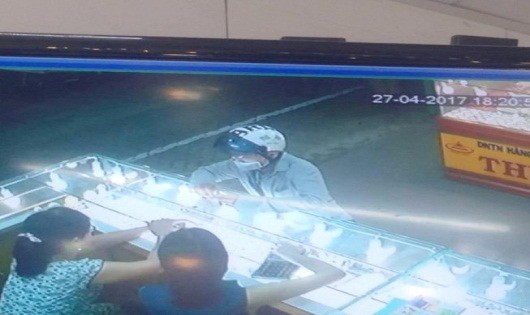 Hình ảnh tên cướp trích xuất từ camera tiệm vàng