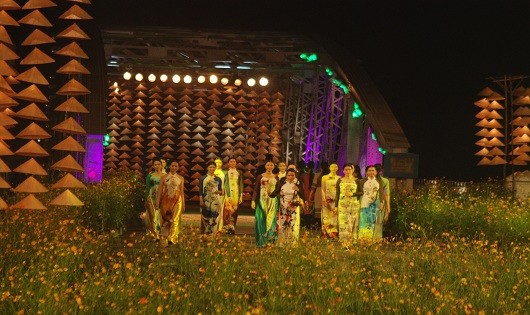 Lễ hội Áo dài được tổ chức trên cầu Trường Tiền thơ mộng