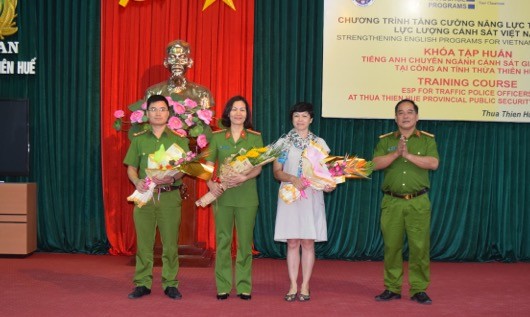 Đại tá Lê Văn Vũ (người đứng bên phải), Phó giám đốc Công an tỉnh Thừa Thiên Huế tặng hoa cho các đơn vị 