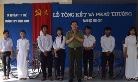 Đại tá Lê Quốc Hùng, Giám đốc Công an tỉnh Thừa Thiên Huế trao xe đạp cho các em học sinh Nam Đông