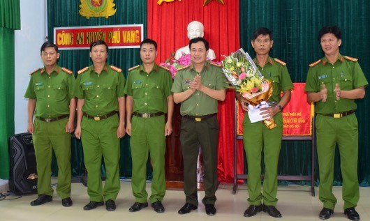 Đại tá Lê Quốc Hùng, Giám đốc Công an tỉnh Thừa Thiên Huế khen thưởng Ban Chuyên án