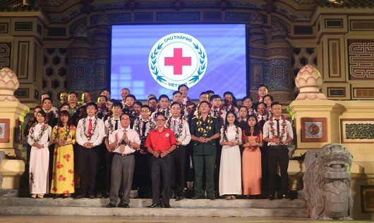 Lãnh đạo tỉnh Thừa Thiên Huế tặng hoa và quà cho  các cá nhân tập thể có thành tích xuất sắc trong công tác hiến máu tình nguyện.
