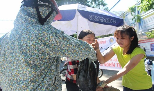 Nhiều bạn trẻ Huế rất vui khi tham gia chương trình “giải cứu” giúp bà con nông dân Đắk Lắk.