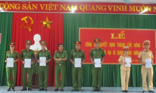 Lãnh đạo Công an thị xã Hương Trà trao các Quyết định bổ nhiệm
